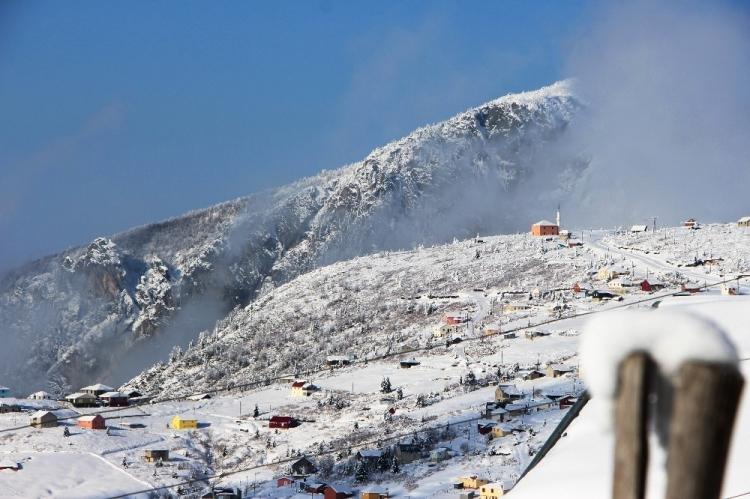 <p><strong>Trabzon’da geçtiğimiz günlerde etkisini gösteren kar yağışı yüksek kesimler hayatı olumsuz etkilerken, kartpostallık görüntüler oluşturdu. </strong></p>
