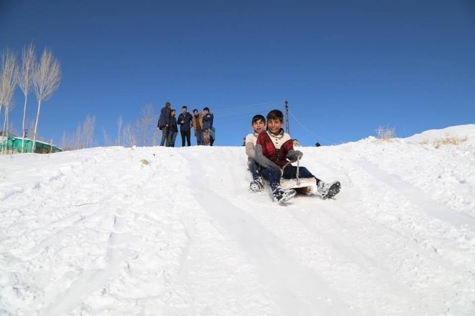 <p> Kar kalınlığının yaklaşık 20 santimetreyi bulduğu ilçede, okulların tatil olmasını fırsat bilen çocuklar, kızaklarıyla kayarak keyifli bir gün geçirdi.<br />
</p>