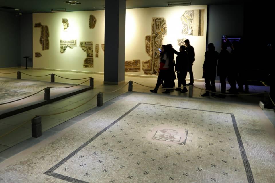 <p>Dünyanın en büyük mozaik müzelerinden olan, "Çingene Kızı" eseriyle ünlü Gaziantep Zeugma Mozaik Müzesi'ni 2019'da 340 bin 569 kişi ziyaret etti.</p>
