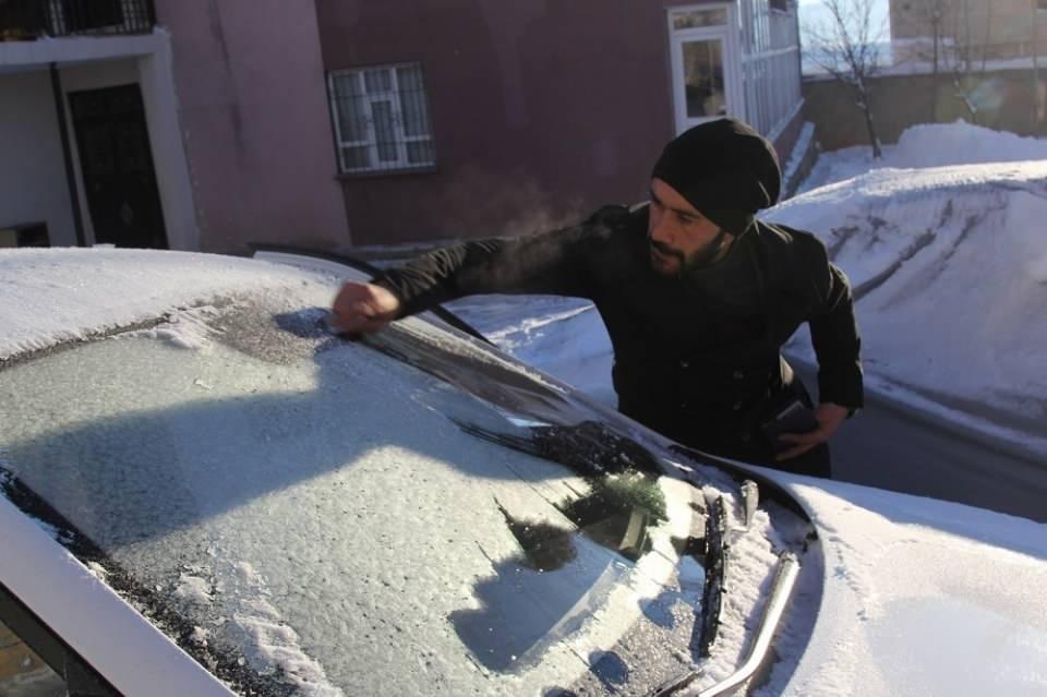 <p>Kızaklarla rampalardan atlayış gerçekleştiriyoruz" dedi.<br />
Çocuklardan Serdar Ertaş da, sabah fırtına ve buzlanmadan dolayı tatil haberini alır almaz kayma pistine geldiklerini ifade ederek, “Eğlenceli zaman geçiriyoruz. Çok güzel oluyor” şeklinde konuştu.</p>