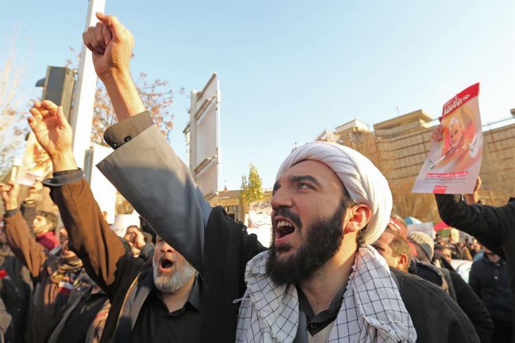 <p>Üç gündür devam eden protesto gösterilerinde kalabalıklar hükumeti istifaya çağıran sloganlar atıyor.</p>

