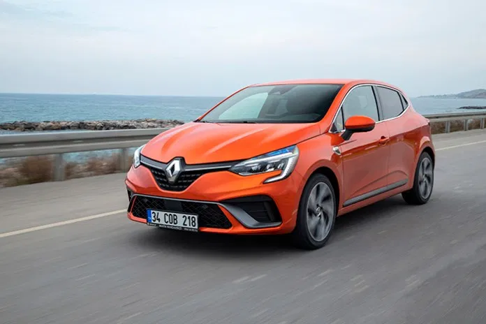 <p>Yeni Clio’da bulunan 360° kuş bakışı kamera, aktif acil fren destek sistemi, Renault ürün gamında ilk kez kullanılan yeni sürüş destek sistemleri olarak göze çarpıyor.</p>
<p> </p>