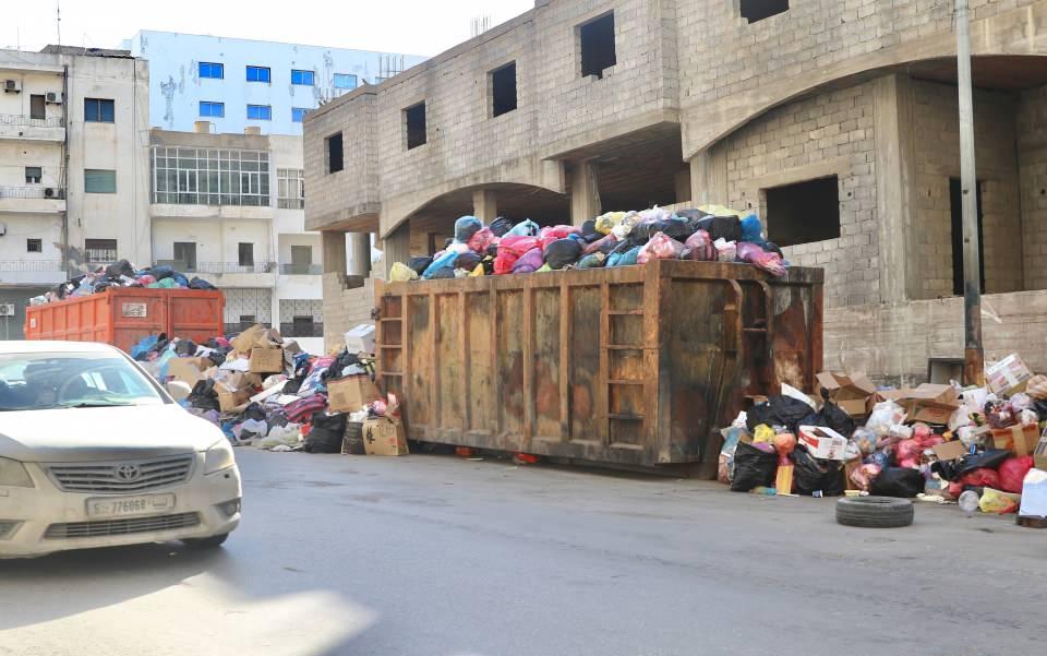 <p>"Tabii ki savaş her şeyimizi etkiliyor. Elektrikler kesildi. Tüm bu kalabalık, çatışma bölgelerinden şehir içine sığınanlar... Elektrik trafoları da bombalandı. Şehrin her tarafında yıkım var. Elektrik kesintileri saatler boyu devam ediyor. Çatışma bölgelerinden kent merkezine gelenler, trafiği, hastaneleri, her şeyi etkiliyor."</p>
<p> </p>
