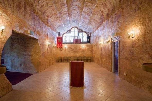 <p>Bunca zamanda bu denli bir başarıyla bölgenin şehirleşme açısından bir hayli kalkındığını düşünebilirsiniz ama Coober Pedy ortalama 43°C'lik bir sıcaklığa, dayanılamayacak bir kuruluğa ve devamlı süregelen toz fırtınalarına ev sahipliği yapıyor.</p>
