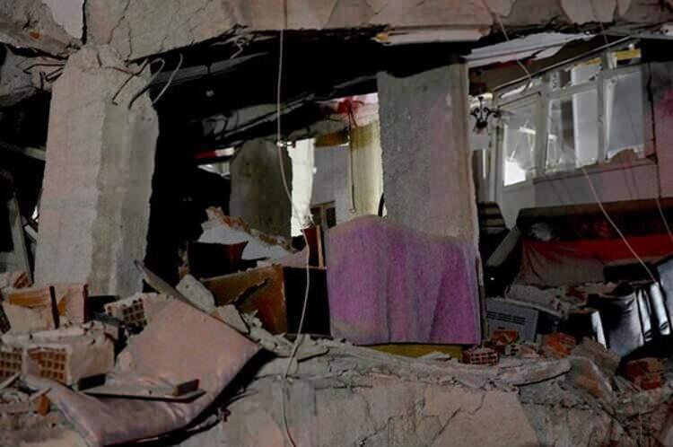 <p><strong>NEBAHAT ÇEHRE</strong><br />
<br />
Kalbimiz de dualarımız da sizin için.</p>
