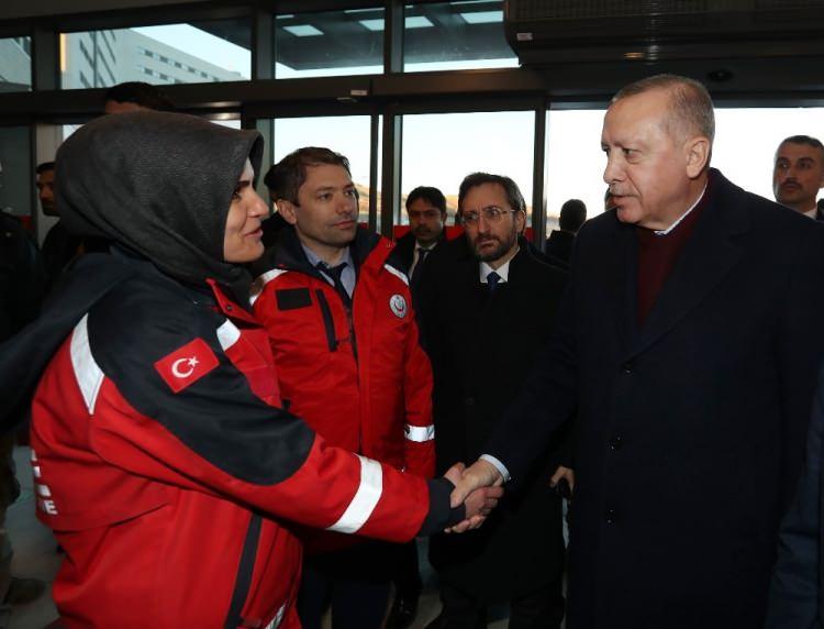 <p>Başkan Erdoğan, Elazığ'daki depremde enkaz altında kalan "Azize" isimli kadınla telefonla görüşen UMKE gönüllüsü Emine Kuştepe ile görüştü.</p>
