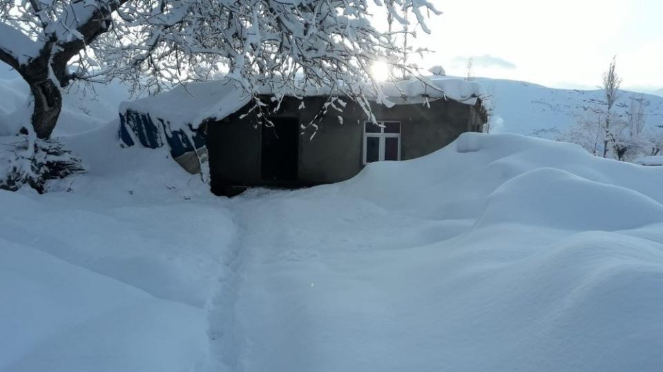 <p>Şırnak’ta etkili olan kar yağışı yüksek kesimlerde bulunan köyleri kar altında bıraktı. Tek katlı evler kardan kayboldu.</p>

<p> </p>
