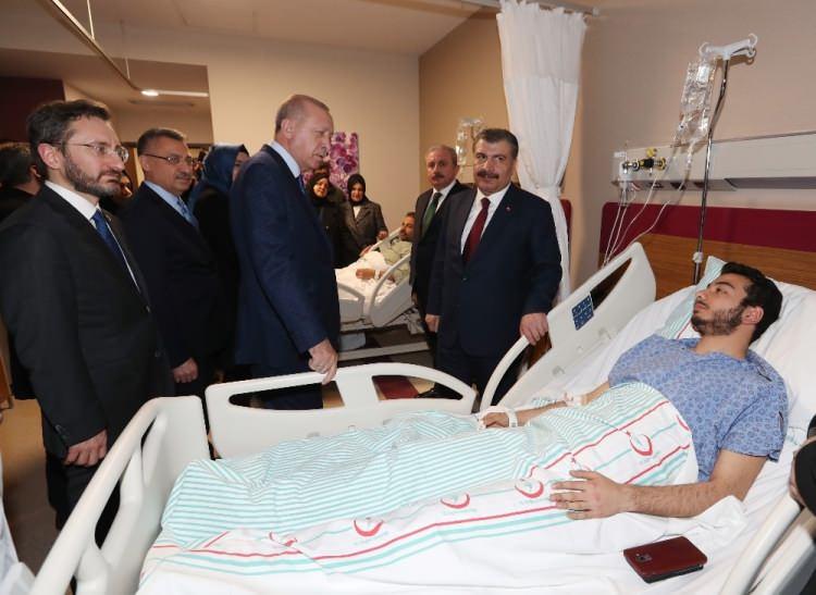 <p>Cumhurbaşkanı Erdoğan, Elazığ'da yaşanan 6.8 şiddetindeki depremin ardından Elazığ'a geldi. Hayatını kaybeden vatandaşların cenazesine katılan Erdoğan daha sonra yaralanan vatandaşları hastanede ziyaret etti.</p>
