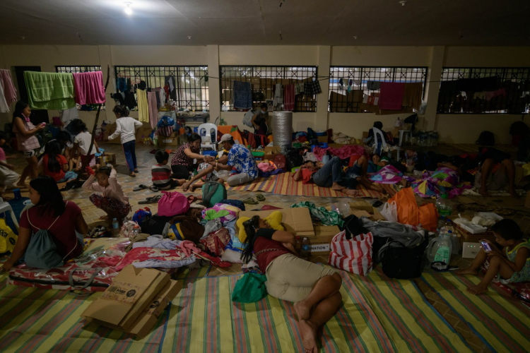 <p>Filipinler'de İçişleri Bakanı Eduardo Ano, yaptığı açıklamada, Taal Gölü içinde bir krater adasındaki yanardağın bulunduğu Batangas eyaleti yetkililerinin, bölgedeki 4 köyde ikamet eden 6 bin ailenin yeniden yerleştirilmesi için federal hükümetten yer talebinde bulunduğunu bildirdi. </p>

<p> </p>

<ul>
</ul>
