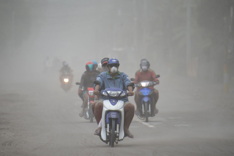 <p>Filipinler Volkan ve Deprem Bilimleri Enstitüsü, patlamanın ardından bölgedeki acil durum seviyesini, "lav püskürme tehlikesine" işaret eden 4'e yükseltmiş, yalnızca Ada'daki yerleşimlerin yanı sıra göl çevresinde bulunan yerleşimlerdeki 82 binden fazla kişi güvenlik nedeniyle tahliye edilmişti.</p>