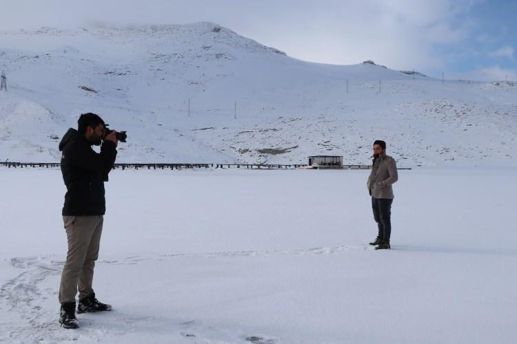<p><strong>FOTOĞRAFÇILARIN UĞRAK YERİ OLDU</strong></p>

<p>Yüzeyi tamamen buz tutan baraj gölüne gelen doğa fotoğrafçıları, bol bol fotoğraf çekip, o anları ölümsüzleştirdi. </p>
