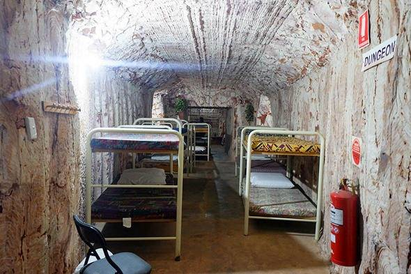 <p>10 motel odası, 12 ekonomik oda ve 12 tane de lüks odası bulunuyor. Motel odalarından sekizi 3,5 metre yerin altında.</p>