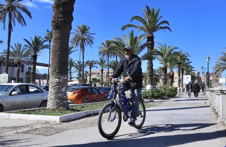 <p>Trablus'a ilk girdiğinizde sizi yarım bırakılmış dev inşaatlar karşılıyor. Kurşun izleriyle dolu binaların önünden geçerken hedef alınıyormuş hissine kapılıyorsunuz.</p>
