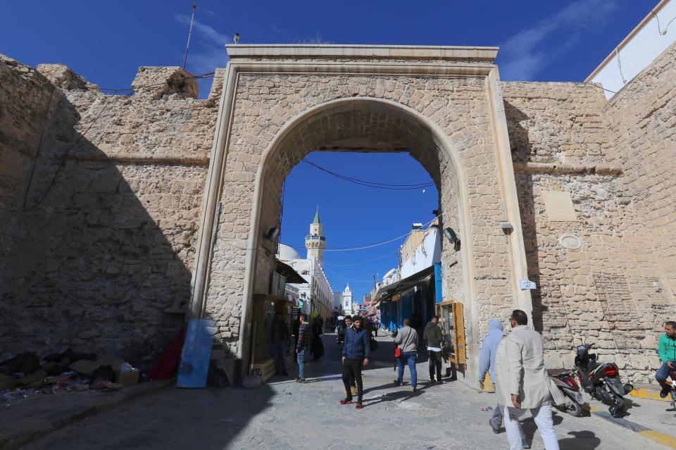 <p>Dolayısıyla çöplerin düzenli aralıkla toplanamaması, hastanelerde, benzin istasyonlarında, bankalarda ve diğer hizmet mekanlarında kuyrukların uzaması, kiraların artışı gibi bazı problemler kent merkezindeki günlük yaşamı zorlaştırmaya başladı. Telekomünikasyon sistemleri ve mobil internet de aynı şekilde başkentteki yoğun nüfusu kaldıramıyor. </p>
<p> </p>