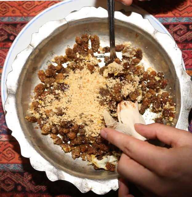 <p>25. Erzurum: Dut pestil çullaması<br />
<br />
</p>