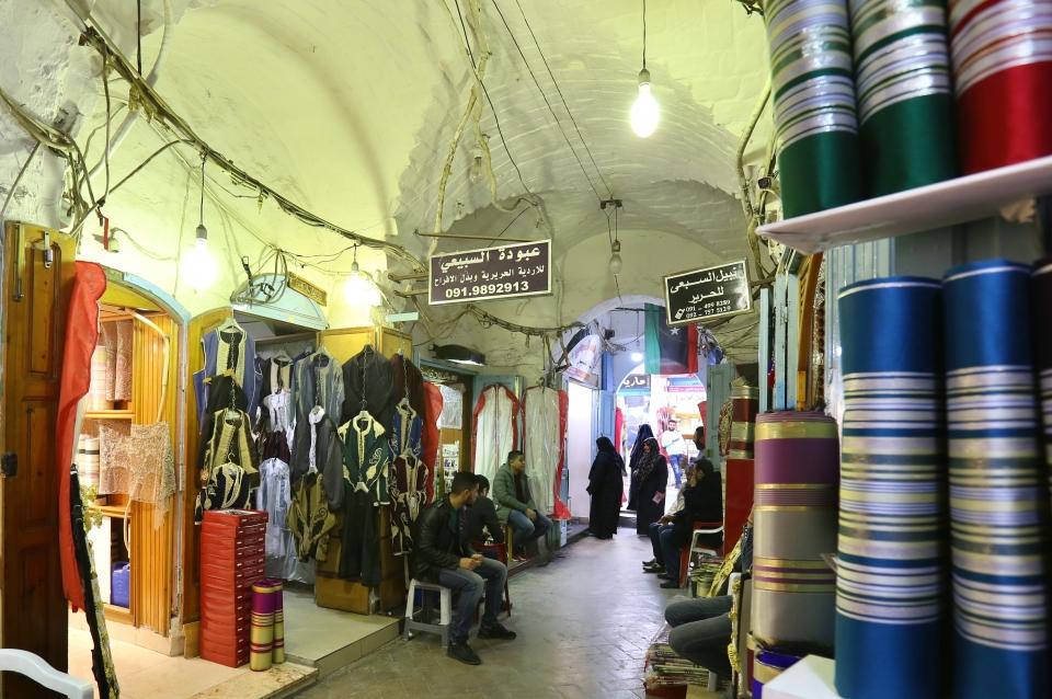 <p>Dar sokaklara sıralanmış dükkanlarda geleneksel elbiselerden, mücevherata, züccaciyeden, tuhafiyeye her türlü ürüne ulaşmak mümkün. Esnaf, savaşın başlamasıyla ham madde fiyatlarının artması ve ticaretin zorlaşmasından şikayet ediyor. </p>
<p> </p>