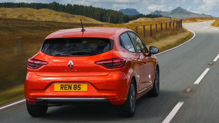 <p>Yeni Clio, Türkiye’de 72 ile 130 bg arasında değişen güç ile eksiksiz bir motor ürün gamına sahip. En son teknolojilerle sunulan bu yeni nesil benzinli ve dizel motorlar, yürürlükteki en güncel standartlara uygun tüketim ve emisyon değerlerine sahip.</p>
<p> </p>
