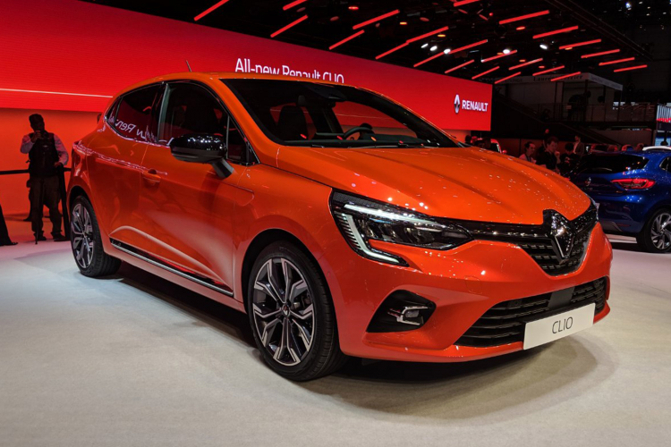 <p>Yeni <strong>Clio</strong>’nun tasarımına dinamizm ve sportif bir görünüm kazandıran ayrıntılar modelin aerodinamik performansını arttırırken; daha iyi ses yalıtımına katkıda bulunuyor.</p>

<p> </p>
