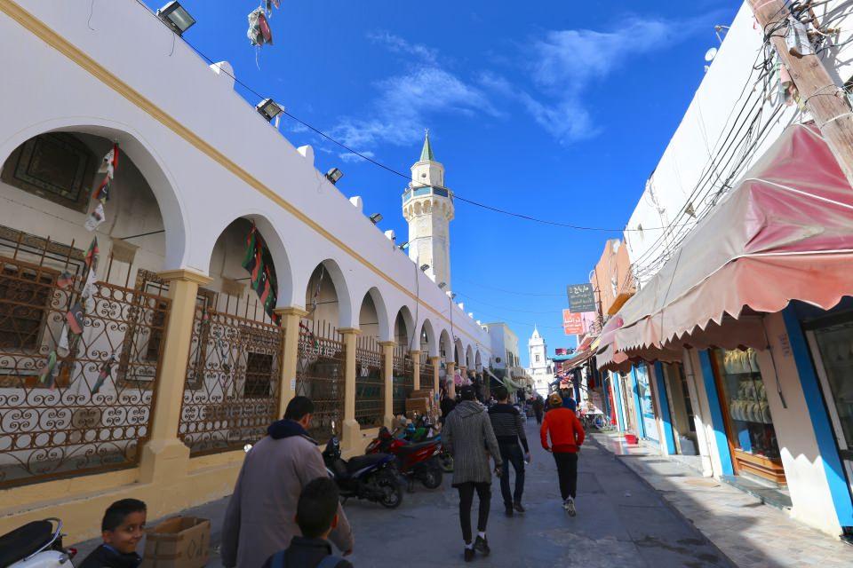 <p>Afrika'nın en büyük petrol rezervine sahip ülkesi Libya'da, "kara altının" getirdiği refah ve akaryakıtın ucuz olması nedeniyle toplu taşıma yok. Her Libyalının neredeyse en az bir taşıtı var. Tüm bu nüfusun iç bölgelere göç etmesinden, zaten yoğun olan kent merkezinin trafiği de nasibini alıyor. </p>

<p> </p>
