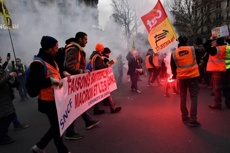 <p>Macron yönetimi reformun hayata geçirilmesi, sendikalar ise geri çekilmesi konusunda ısrar ediyor. Son yapılan ankete göre, Fransızların yüzde 75'i de reformun geri çekilmesini veya üzerinde değişiklik yapılmasını istiyor.</p>

<p> </p>
