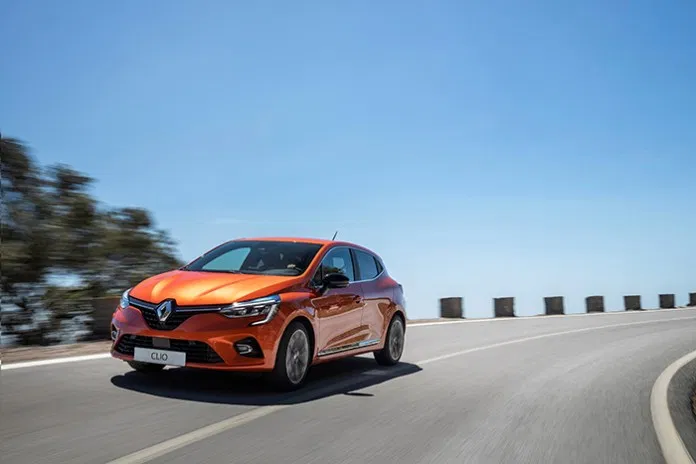 <p>Renault ürün gamında ilk kez Yeni Clio’da kullanılan 360° kuş bakışı kameranın yanı sıra Smart Cockpit, Eller Serbest Park Destek Sistemi, kablosuz şarj, akıllı telefon ekran yansıtma özelliği, 7 inçlik kişiselleştirilebilir sürücü ekranı ise bir üst segmente ait özellikler olarak dikkat çekiyor.</p>

<p> </p>
