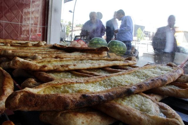 <p>23. Elazığ: Şekerli peynirli ekmek<br />
<br />
</p>