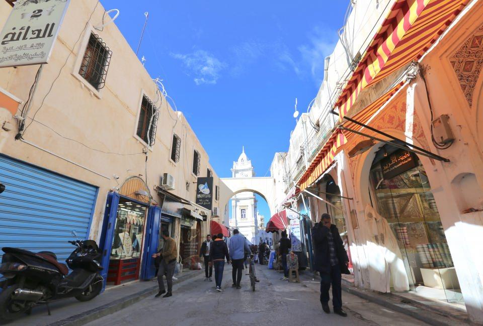 <p>Patlama seslerine Libyalıların çoğu kayıtsız kalırken, şehrin misafirleri, yaşadıkları şaşkınlıktan dolayı kolayca halktan ayrılıyor.</p>
<p> </p>