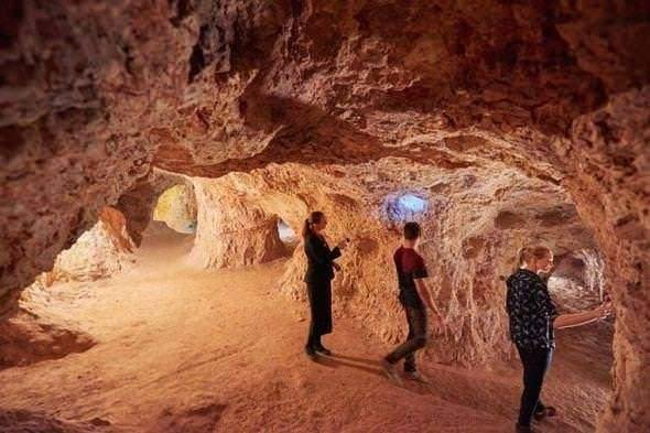 <p>Coober Pedy’nin halkı bölgede bulunan opal madeninden kalan tünellerde 1500 ev inşa edip bunları birbirine bağlamış.</p>