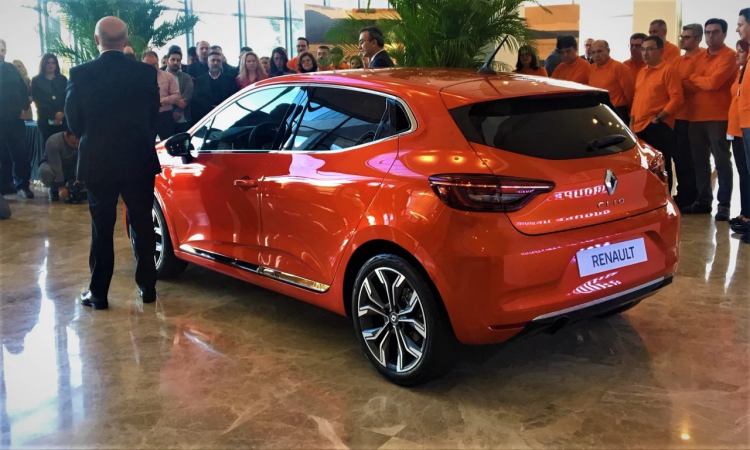 <p>1990 yılında lanse edilen ve bugüne kadar 15 milyon satış adedine ulaşan Clio, Türkiye’de de ulaştığı satış rakamları ile efsane bir model olmayı başardı. Türkiye pazarına ilk olarak 1995 yılında giren Clio, 300 binin üzerinde satış adedi kaydetti.</p>
<p> </p>