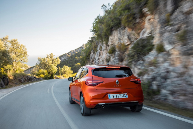 <p>Renault’nun yeni tasarım dilinin öncü modeli olan 4. nesil Clio ise Türkiye’de pazara girdiği 2012 yılından bu yana 185 bin 731 satış adedine ulaşarak segmentinde en çok satılan model oldu.</p>

<p> </p>
