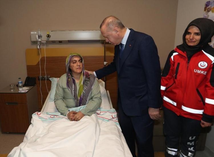<p>Enkaz altında kalan Azize isimli vatandaşı da ziyaret eden Erdoğan, geçmiş olsun dileklerinde bulundu.</p>
