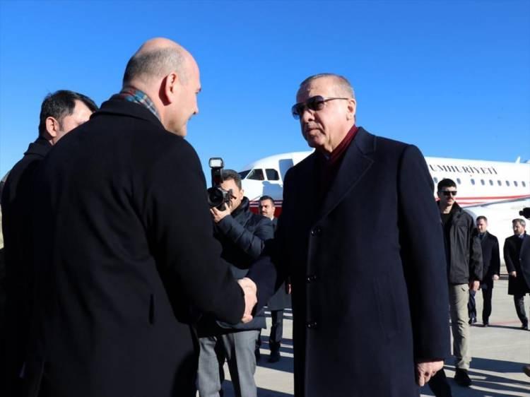 <p>Cumhurbaşkanı Recep Tayyip Erdoğan, deprem bölgesinde incelemelerde bulunmak üzere Elazığ'a geldi. Erdoğan'ı, İçişleri Bakanı Süleyman Soylu karşıladı.</p>
