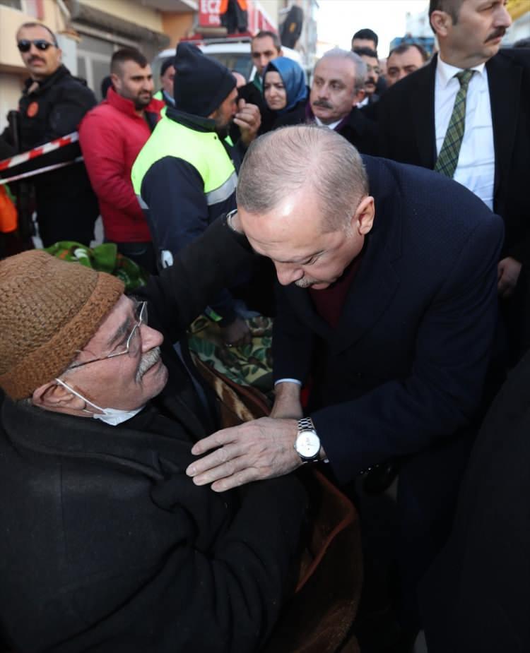 <p>Cumhurbaşkanı Recep Tayyip Erdoğan, Elazığ’da arama kurtarma çalışmalarının sürdüğü Mustafapaşa Mahallesi'nde incelemelerde bulundu. Erdoğan, burada vatandaşlarla görüştü.</p>

<p> </p>
