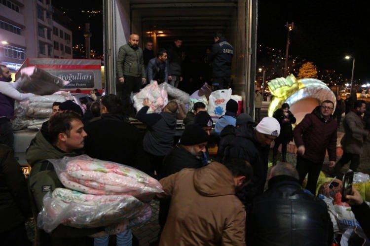 <p>Ordu Büyükşehir Belediyesi, Elazığ’ın Sivrice ilçesinde 6.8 büyüklüğünde meydana gelen depremin hemen ardından bölgeye yardım göndermek için tüm birimlerini seferber etti.<br />
 </p>
