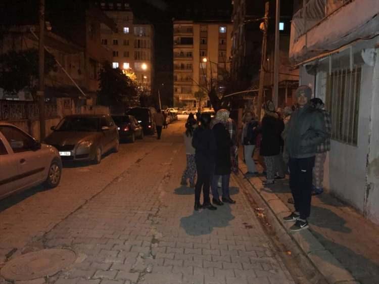 <p>Elazığ'ın Sivrice ilçesinde meydana gelen deprem Hatay'da da hissedildi. Vatandaşlar evlerinden dışarı çıktı.</p>
