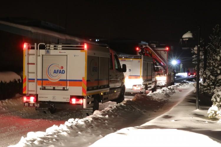 <p>Van ve Muş'ta İl Afet ve Acil Durum Müdürlüğünce (AFAD) 6,8 büyüklüğündeki depremin meydana geldiği Elazığ'a arama kurtarma ekibi ve çadır gönderildi. Van'da 40 kişilik arama kurtarma, 10 araç ve 360 çadır deprem bölgesine gönderildi.</p>