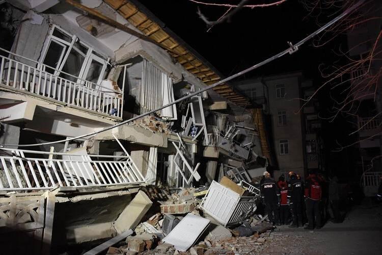 <p>AFAD’tan yapılan açıklamaya göre, saat 23.00 itibariyle, deprem sonrası AFAD koordinasyonundaki müdahale faaliyetleri ile enkazdan sağ kurtarılan kişi sayısı 44’e yükseldi. Hayatını kaybeden vatandaşların sayısı ise 29 oldu. Ayrıca, 1542 vatandaş da depremden sonra hastanelere başvurdu.</p>
