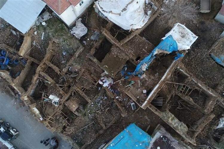 <p>Doğu Anadolu fayında yaşanan depremin ardından Elazığ ve Malatya'da birçok ev yıkıldı.</p>
