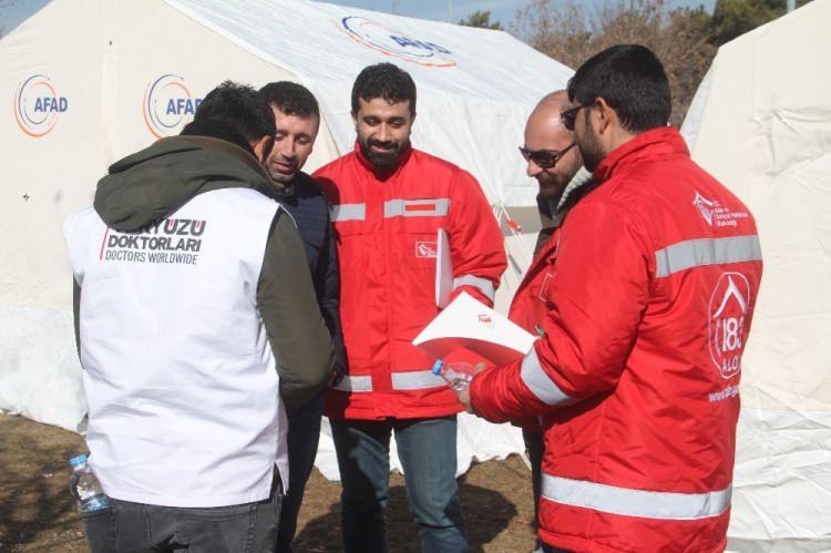 <p>Çadırlarda, çoğu evleri ağır hasarlı olan ve evlerine girmek istemeyen vatandaşlar kalmaya başladı. Vatandaşlar için çadırların kurulduğu alanlarda Türk Kızılay'ı çalışmalarını sürdürürken, depremzedelere 3 öğün yemek verilmeye başlandı. Aile, Çalışma ve Sosyal Hizmetler İl Müdürlüğü ekipleri ise bölgede psiko-sosyal destek faaliyetlerine başladı.</p>
