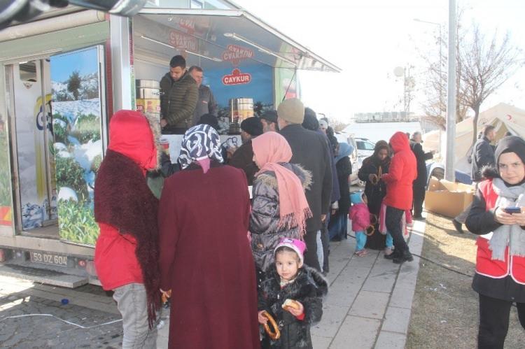 <p>Deprem sırasında işten çıktığını ifade eden Murat Kunca, “İşten çıktıktan sonra kahvehanede arkadaşların yanına uğradım. Eve doğru giderken sokakta depreme yakalandım. </p>
