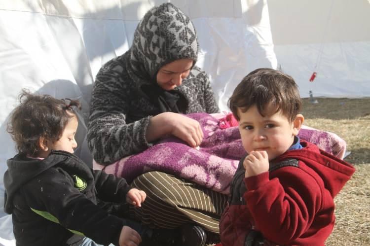 <p>Hava soğuk olduğu için üzerine montumu attım. Deprem günü sabah 6’ya kadar dışarıda kaldık. 6’dan sonra eve uğrayıp hasar olup olmadığına görmek istedik. Evde bir şey yoktu ama şu an tedbir amaçlı dışarıda kalıyoruz. Devletimizin bizlere vermiş olduğu hizmetlerden dolayı teşekkür ediyoruz. Devletimiz var olsun” dedi.</p>
