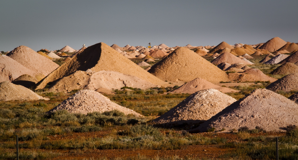 <p>Coober Pedy, Avustralya’nın güneyinde yer alan ‘Adelaide’ şehrinin 846 km kuzeyinde ilginç bir yer. Kasabanın 2000’e yakın nüfusu var. Burası dünyanın opal madeni başkenti sayılıyor. Opal, silis grubundan inorganik madde.</p>