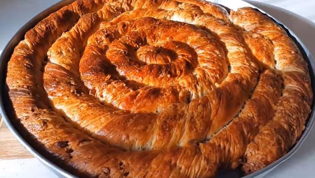 <p>14. Bolu: Patatesli ekmek ve cevizli kömeç<br />
<br />
</p>