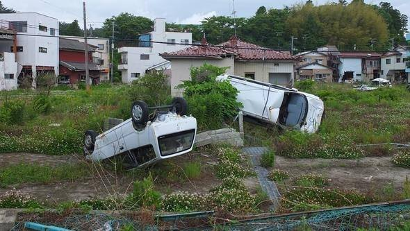 <p>Hatırlanacağı gibi 11 Mart 2011'de meydana gelen bir deprem ve ardından tsunami ile her yer harabeye dönmüş, bu yetmezmiş gibi çevredeki yüksek seviyeli nükleer santrallerin oluşturduğu tehlike yüzbinlerce insanın tahliye edilmesine neden olmuştu.</p>
