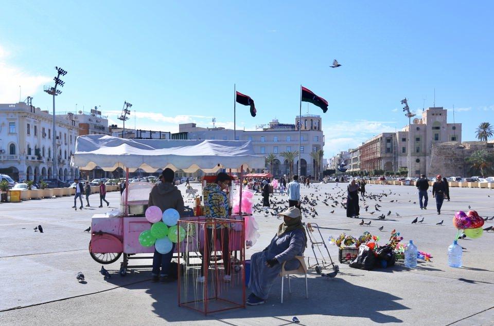 <p> Libya'da yıllardır bitmek bilmeyen savaşlar ve çatışmalardan yorulan başkent Trablus halkı, bomba sesleri arasında gündelik hayatlarına bir şekilde devam etmeye çalışıyor.</p>