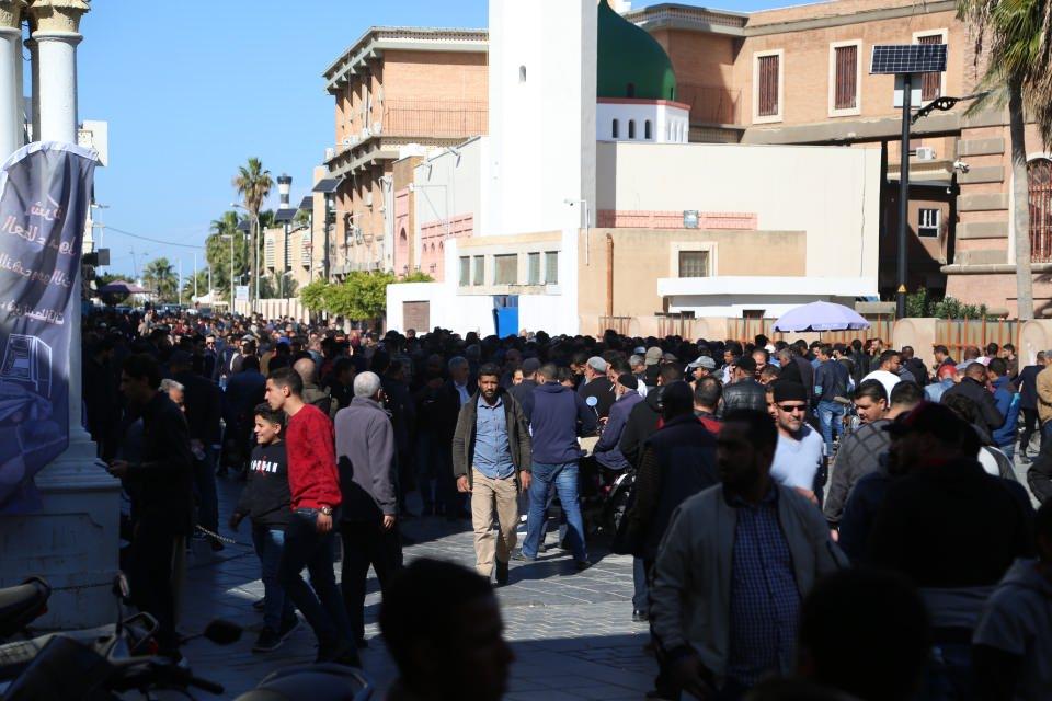 <p>Trablus'ta erkekler genellikle kahvehane, kafeterya gibi yerlerde günlerini geçiriyor. Libyalı gençlere meslekleri sorulduğunda "işsizim" diyene rastlamak çok zor. Ancak gençler arasında işiyle ilgili "serbest meslek" cevabı verenlerle çok sık karşılaşılıyor.</p>

<p> </p>
