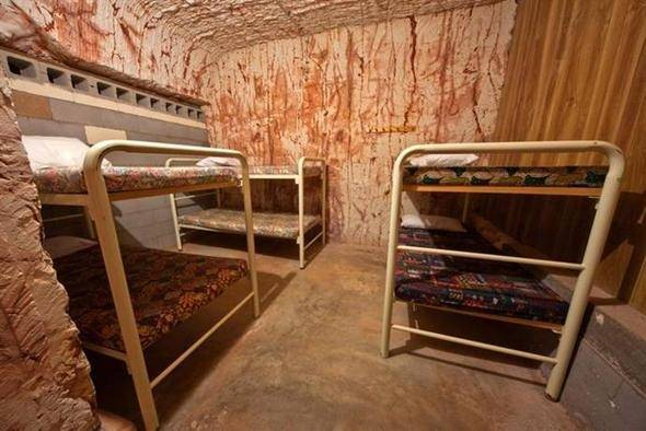 <p>Coober Pedy bir turist noktasından ziyade tam anlamıyla bir kasabayı andırıyor. Buradaki yeraltı evlerinin güvenlik, barınma ve konforlu bir ısı ortamı oluşturması bir yana duvarlarında gerçek opaller bulunuyor.</p>