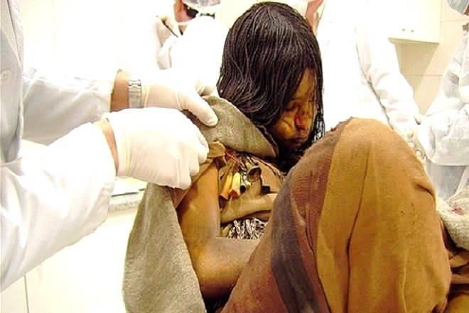 <p>Vücudumuz doğal mumya haline gelebilir</p>

<p>Eğer ceset turba bataklık veya tuz çölünde bırakılırsa, doğal yollarla mumyalaşır. Bu şekilde beden, çok iyi korunarak ayrışmaya şaşırtıcı derecede karşı koyar.</p>

<p> </p>
