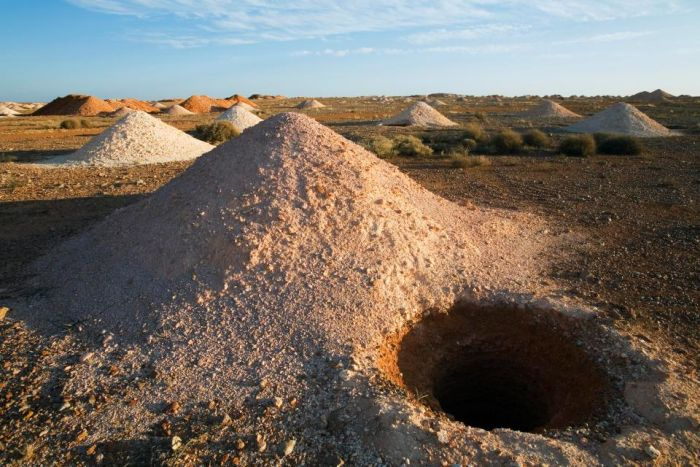 <p>1915 yılından beri gezegen üzerindeki en değerli opallerin birçoğu Avustralya'daki Coober Pedy adlı bu küçük kasabada üretildi.</p>
