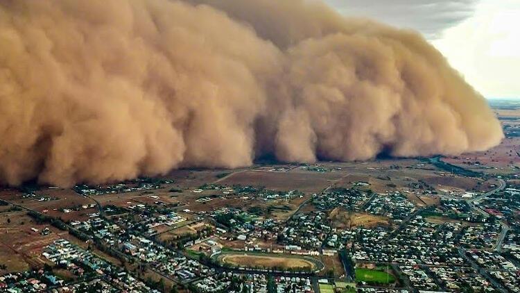 <p>Avustralya aylardır söndürülemeyen yangınların ardından şimdi de toz fırtınası ile baş başa...</p>
